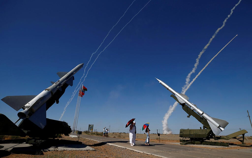S-300 missiles (Photo: Reuters) ארכיון 2017 טיל s-300 תערוכה ב רוסיה