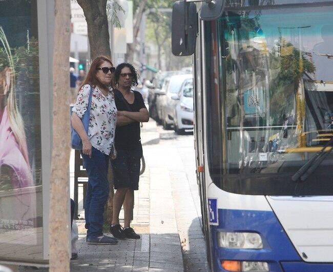 מחכה כאחד האדם. יזהר כהן (צילום: מוטי לבטון) מחכה כאחד האדם. יזהר כהן
