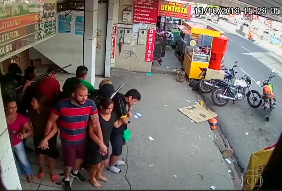 ברזיל מנאוס שודדים חמושים חטפו בני ערובה והשתמשו בהם כמגן אנושי