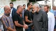 אנשי הנהגת חמאס מסתובבים ברחובות עזה 