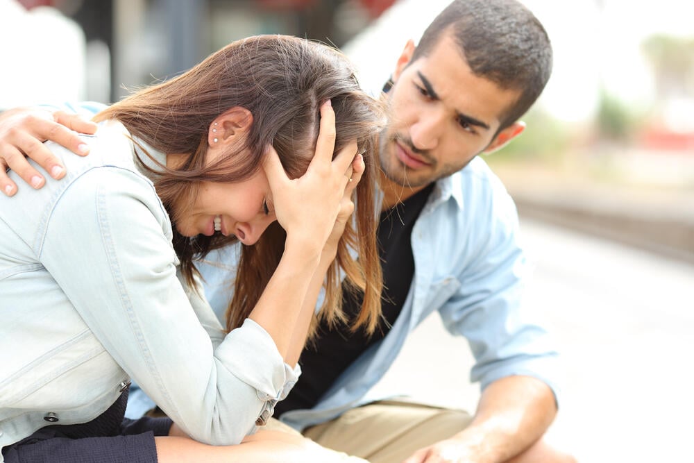 Just listening and holding their hand does wonders (Photo: Shutterstock) גבר תומך בחברתו