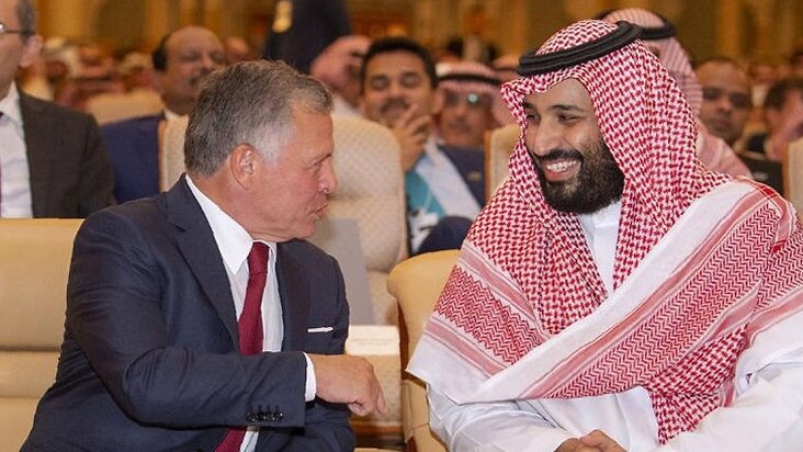 Jordanian King Abdullah with Saudi Crown Prince Mohammed Bin Salma in 2018 (Photo: AFP) יורש העצר הסעודי מוחמד בן סלמאן משוחח עם המלך הירדני עבדאללה ונשיא המלדיבים לשעבר, מוחמד וחיד חסן בועידת השקעות בריאד