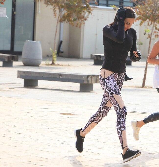 אולי קר לה באוזניים, זה הכל