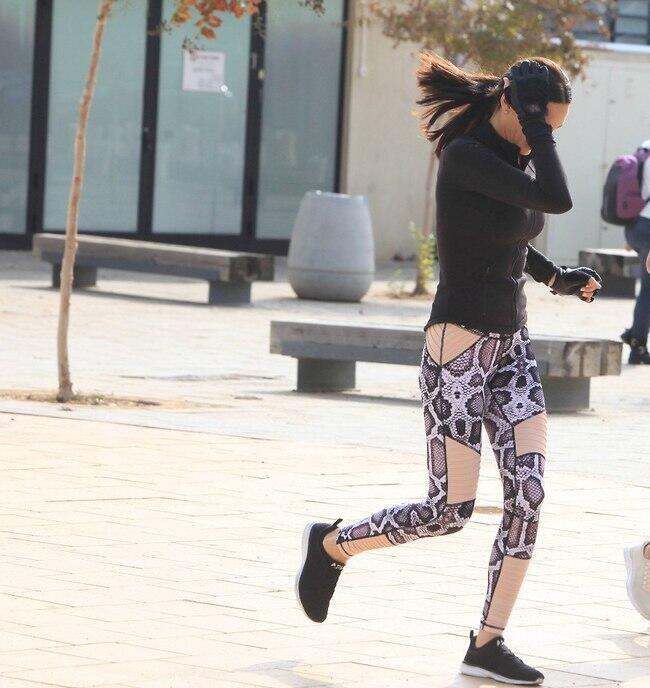 מסתירה את הפנים