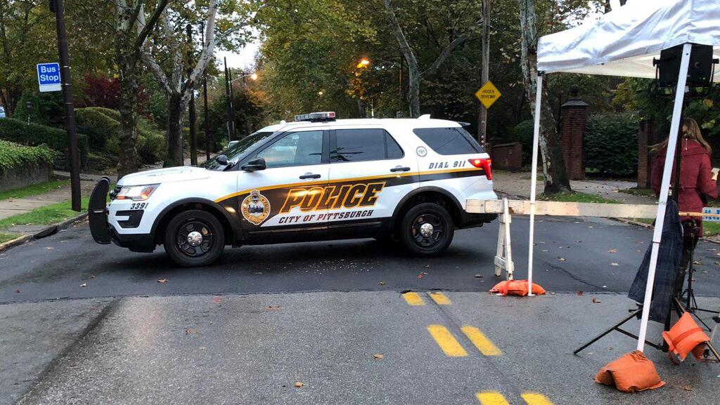 ניידת משטרה בכניסה לבית הכנסת בפיטסבורג בו אירע הטבח