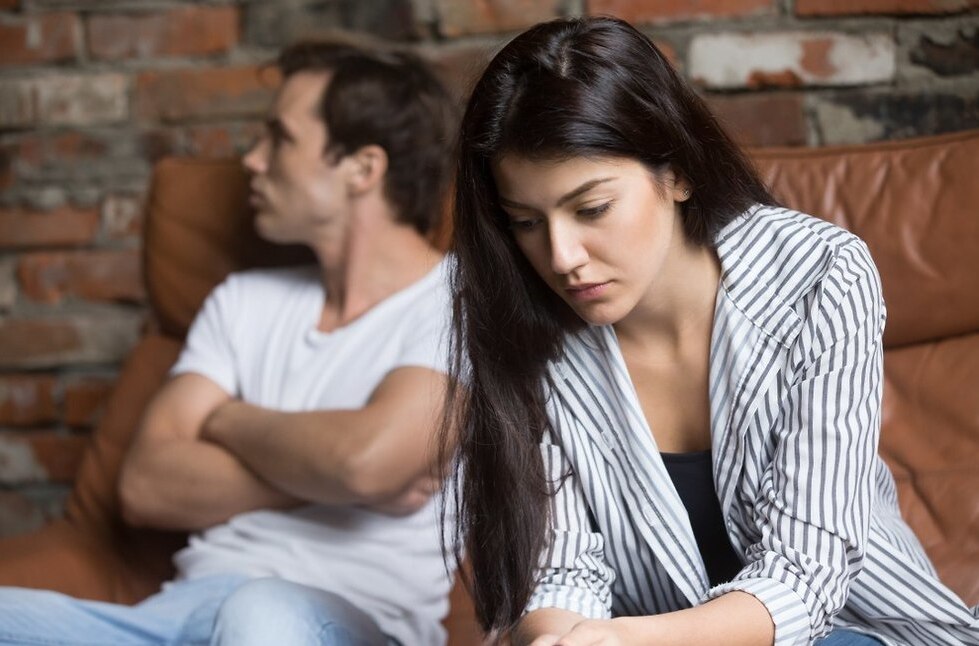 "ומה אם הוא יבגוד בי עם גבר?" (צילום: Shutterstock) זוג שלא מדבר זה עם זה