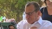 רון חולדאי ראשות עיריית תל אביב מחמיץ פנים כשהוא קורא את עלון הבחירות של אסף זמיר
