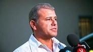 מפכ"ל המשטרה הנבחר, משה צ'יקו אדרי, בהודעה לעיתונאים מחוץ לביתו