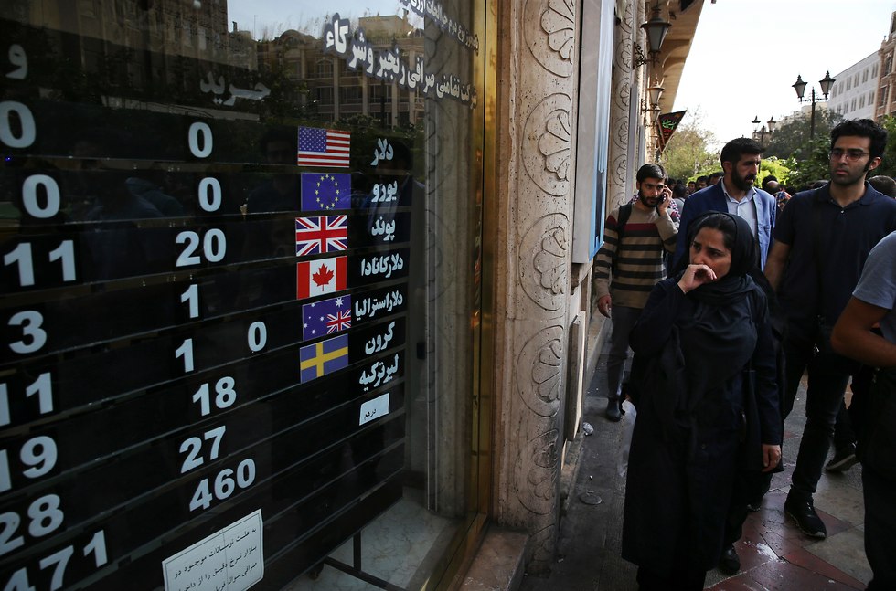 Iranians watching value of foreign currencies in central Tehran 