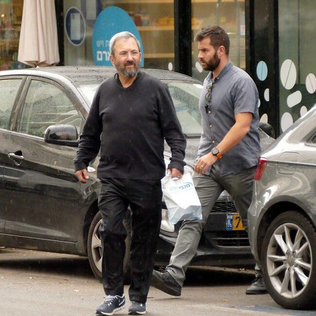 חוצה את הרחוב בחזה נפוח (צילום: אמיר מאירי) חוצה את הרחוב בחזה נפוח