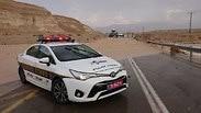 ניידת משטרה חוסמת את כביש 90