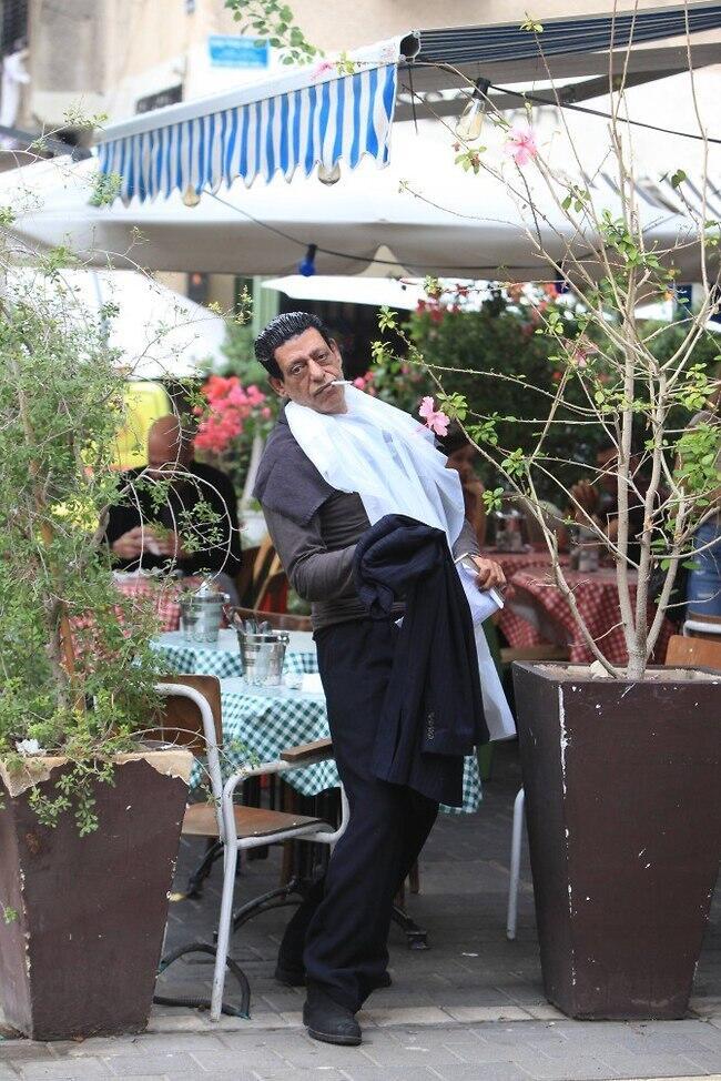 כשאין יד פנויה (צילום: מוטי לבטון) כשאין יד פנויה