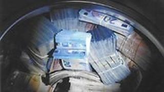 הולנד אמסטרדם גבר החביא מאות אלפי אירו במכונת כביסה