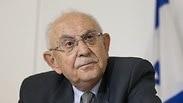 השופט בדימוס אליעזר גולדברג מוסר את דו"ח נציב תלונות הציבור על השופטים