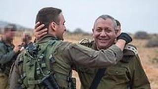 הרמטכ"ל גדי איזנקוט מתחבק עם בנו לוחם מגלן תרגיל קומנדו