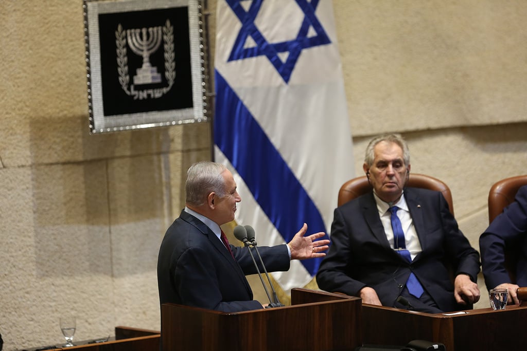 זמאן מתארח בכנסת. מצהיר על עצמו כחבר הטוב ביותר של ישראל (צילום: אלכס קולומויסקי) ראש הממשלה בנימין נתניהו ונשיא צ'כיה מילוש זמאן במליאת הכנסת
