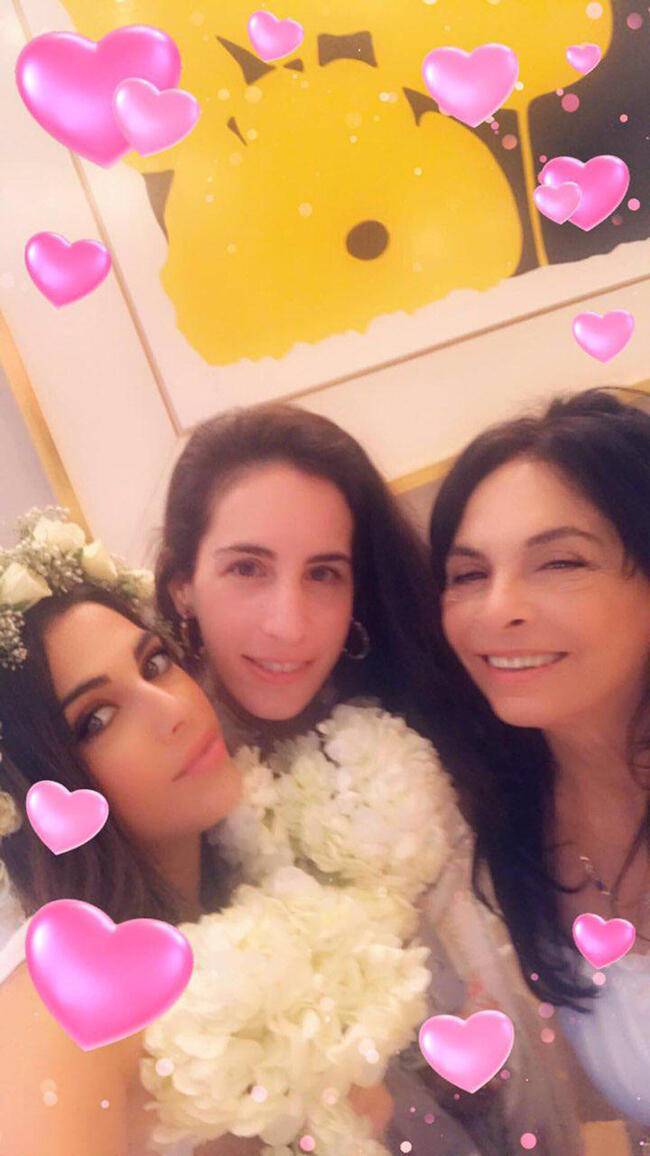 המשפחה שהגיעה מישראל. אמא מירית שם אור והאחות שרונה