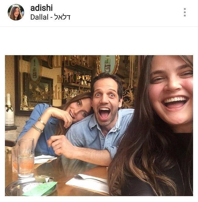 כשהם באים לביקור בישראל.דפנה שילון עם יוסף סוויד ועדי שילון (צילום מסך) כשהם באים לביקור בישראל.דפנה שילון עם יוסף סוויד ועדי שילון