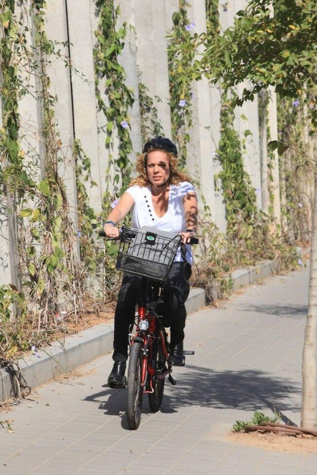 קסדה להשלמת הלוק. אורלי וילנאי (צילום: מוטי לבטון) קסדה להשלמת הלוק. אורלי וילנאי