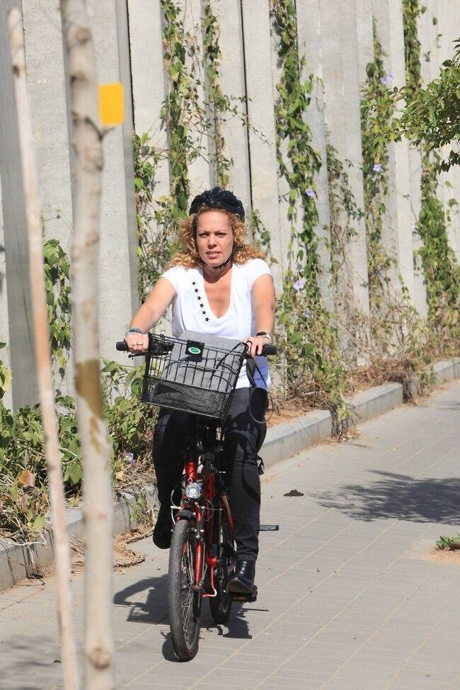 לאן את נוסעת? (צילום: מוטי לבטון) לאן את נוסעת?