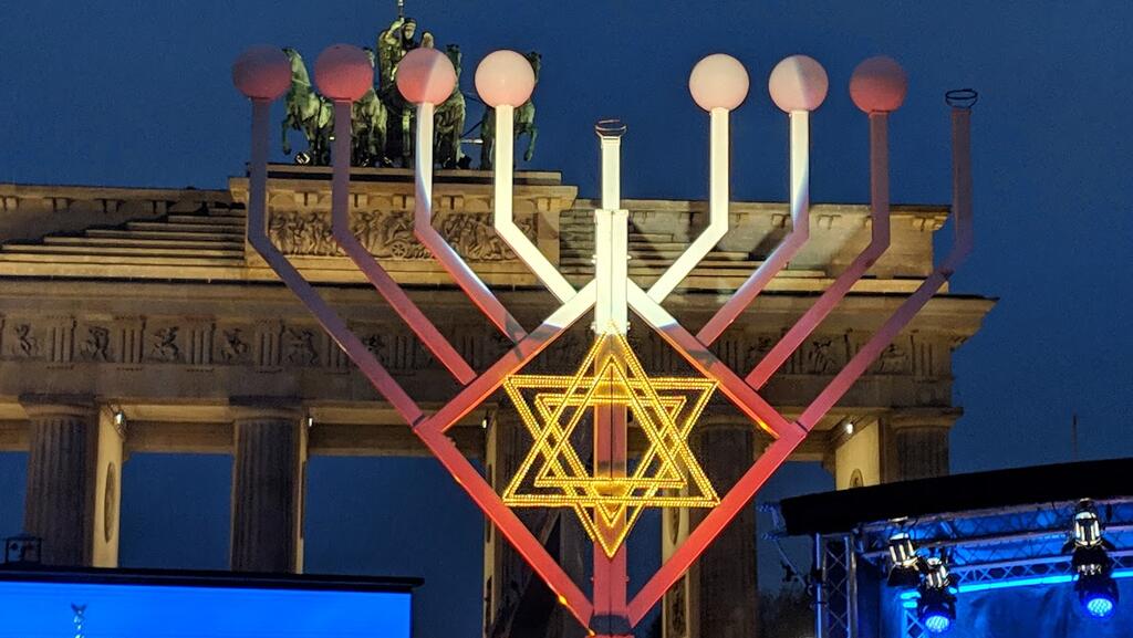 Hanukkah menorah in Berlin (Photo: Refael Herlich) הדלקת נר ראשון בשער ברנדנבורג שבברלין
