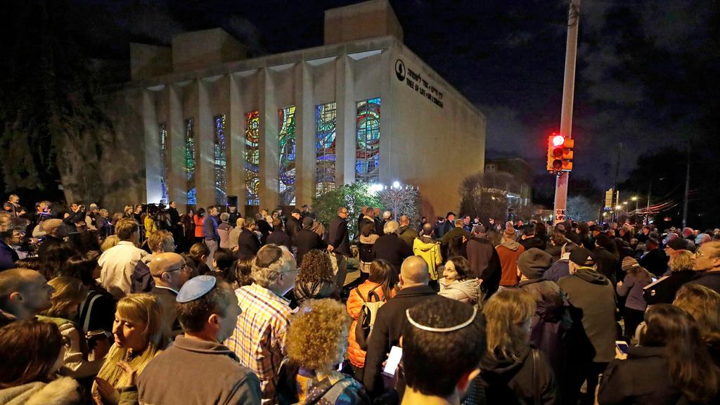 A show of support at the Tree of Life Synagogue in Pittsburgh after 11 people were killed in a shooting there (Photo: AP) הדלקת נרות בבית הכנסת בפיטסבורג, ארצות הברית שבו היה פיגוע ירי
