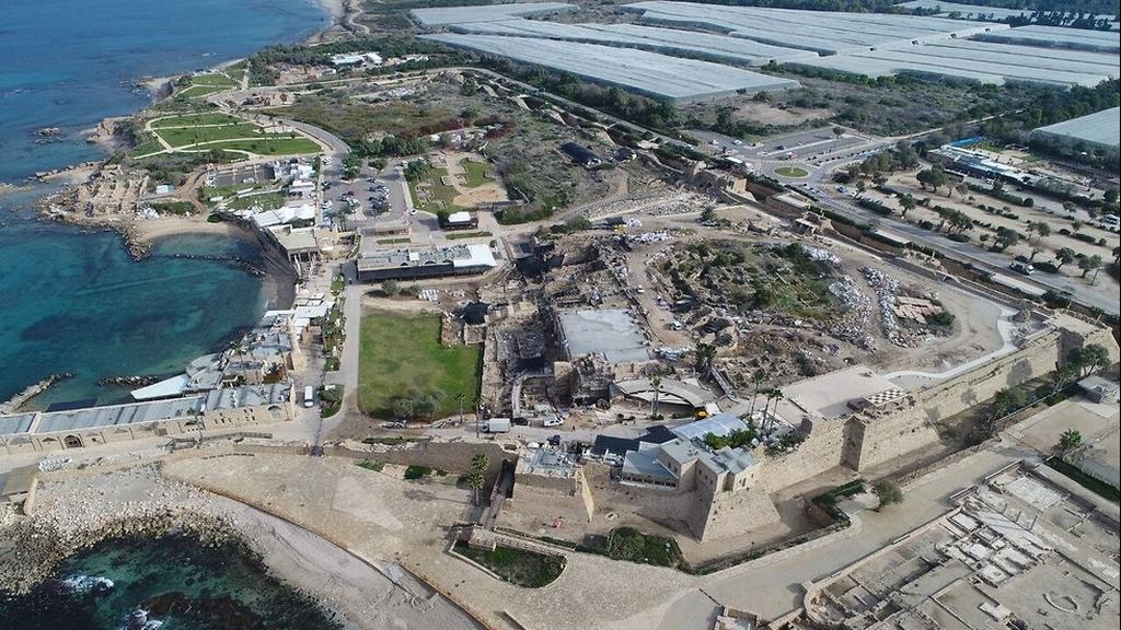 The Ceaserea Roman port (Photo: Yakov Shamidov, Israel Nature and Parks Authority) נמל קיסריה בצילום מהאוויר