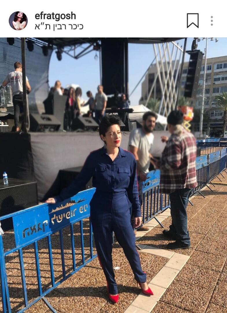 מתכוננת להופעה במחאה בכיכר. אפרת גוש