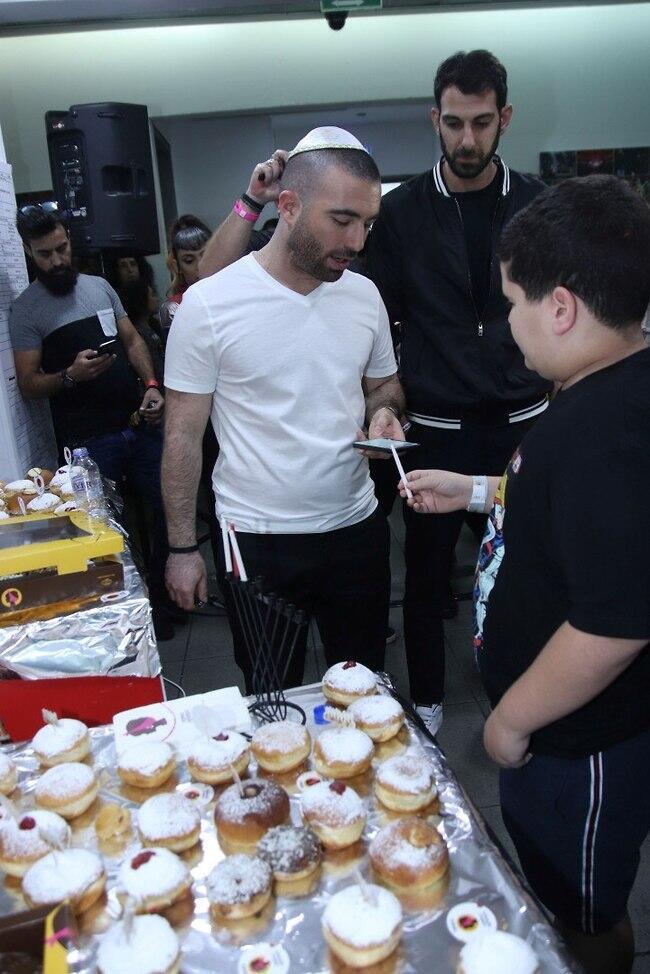 הנרות נמסים ממנו. עומר אדם (צילום: עומר אדם) הנרות נמסים ממנו. עומר אדם