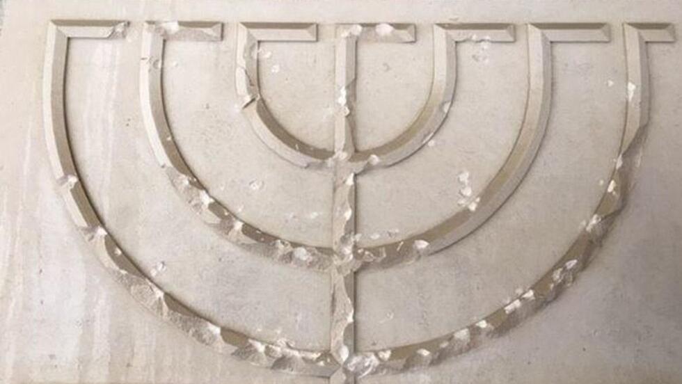 השחתת סמל המנורה בבית כנסת במישיגן. ארכיון (צילום: WWMT) השחתת סמל המנורה בבית כנסת במישיגן. ארכיון