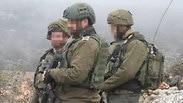 לוחמי צה"ל פועלים להצבת סימני ברזל (בזנטים) בקרבת הקו הכחול