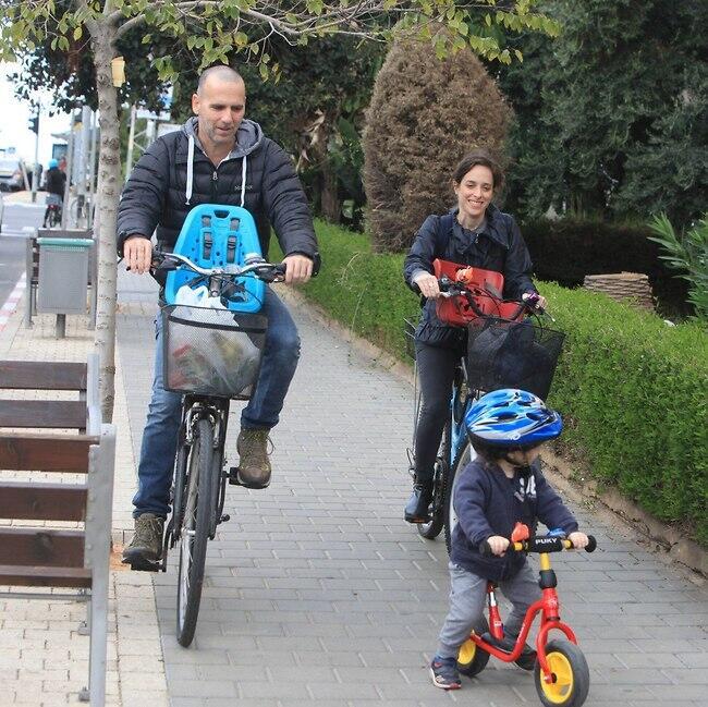 איזה יופי הוא רוכב