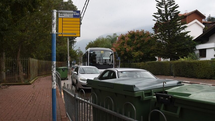 תחנת אוטובוס בקיבוץ בצפון. לפעמים חייבים רכב פרטי (צילום: אביהו שפירא) תחנות אוטובוס בבית הלל