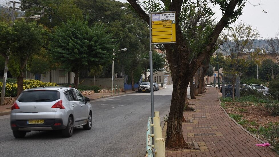 או שהנסיעה מסורבלת - או שצריך להגיע לכניסה ליישוב. תחנת אוטובוס בקיבוץ בצפון (צילום: אביהו שפירא) תחנות אוטובוס בבית הלל