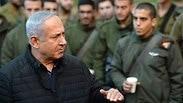 ראש הממשלה בנימין נתניהו עם חיילים