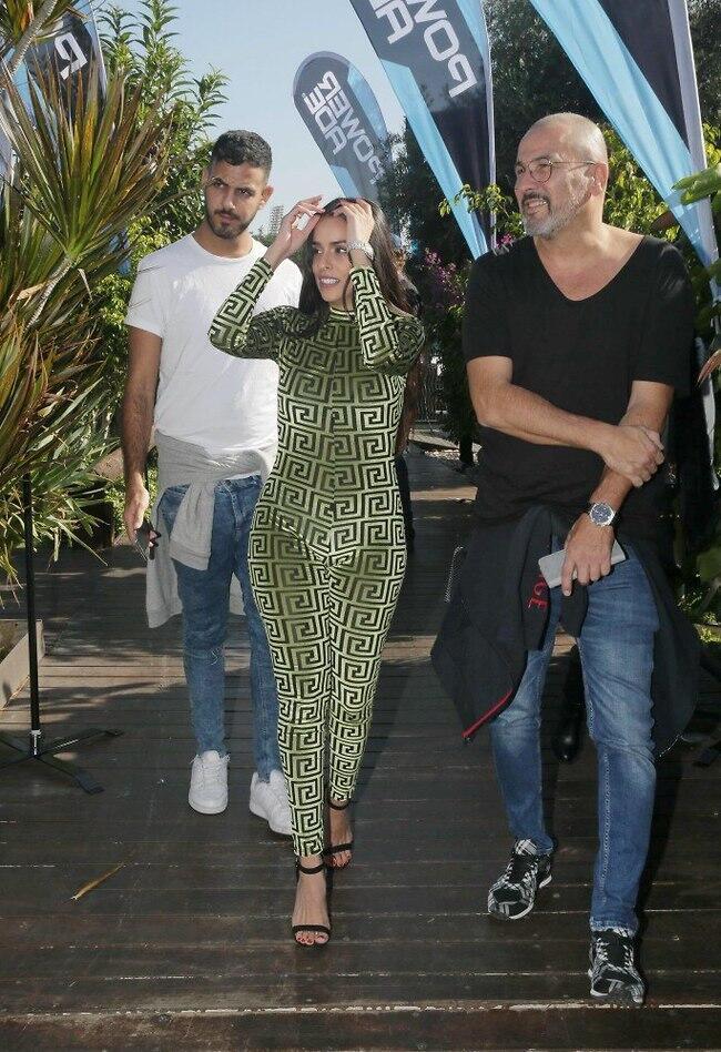 דופקת כניסה. עמר עם הסוכן רוברטו ומעצב השיער לידור חדידה (צילום: שוקה כהן) דופקת כניסה. עמר עם הסוכן רוברטו ומעצב השיער לידור חדידה