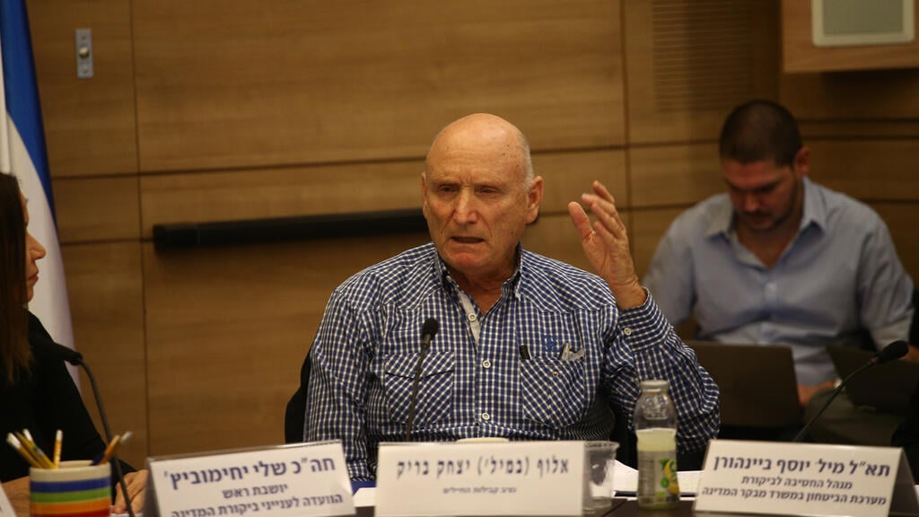 אלוף במיל' יצחק בריק בועדה לביקורת המדינה עם נציב קבילות החיילים על מוכנות צבא היבשה למלחמה
