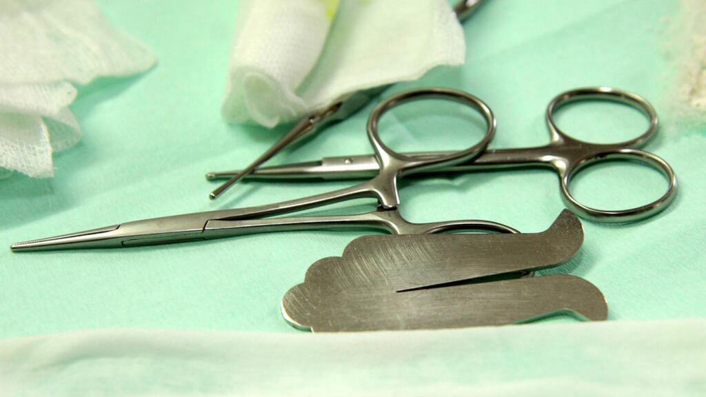 Surgical scissors (Photo: Shutterstock) ברית מילה