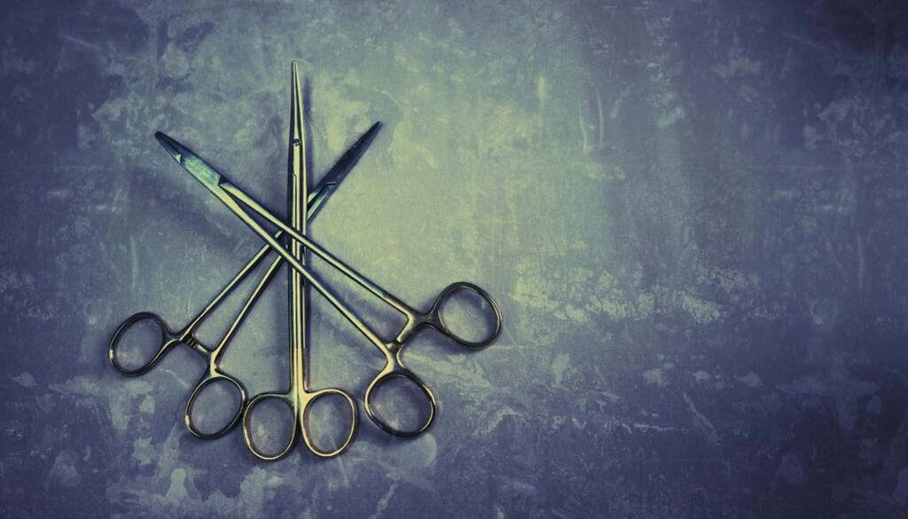 Surgical scissors (Photo: Shutterstock) ברית מילה