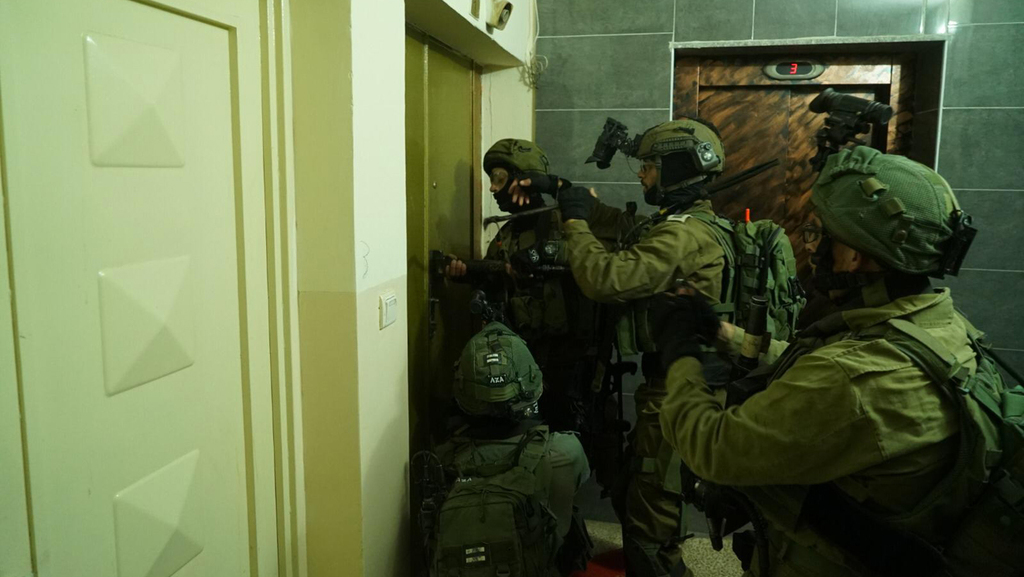 IDF troops prepare to breach a Ramallah apartment in search of terror suspects in 2018 (Photo: IDF Spokesperson's Unit) פעילות לוחמי צה"ל ברמאללה