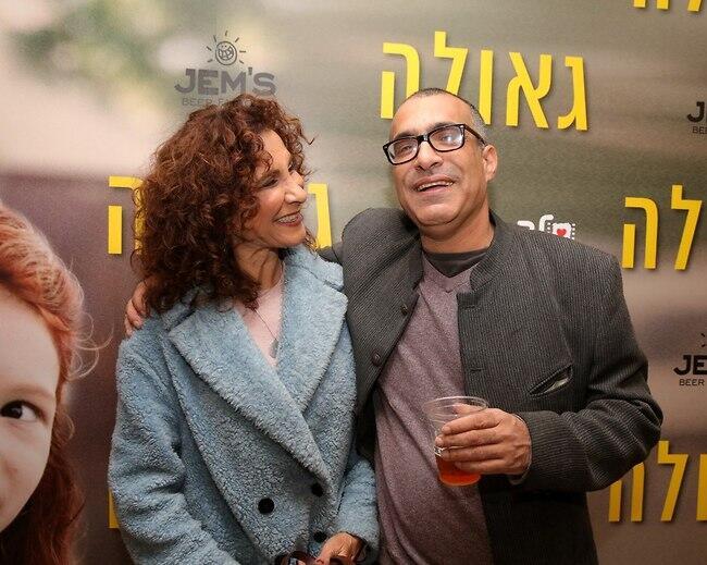 תביאי חיבוק. הבמאי יוסי מדמוני ואביבה אבידן