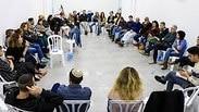יושבים לדבר. הפאנל בשדרות עם 12 הארגונים. 