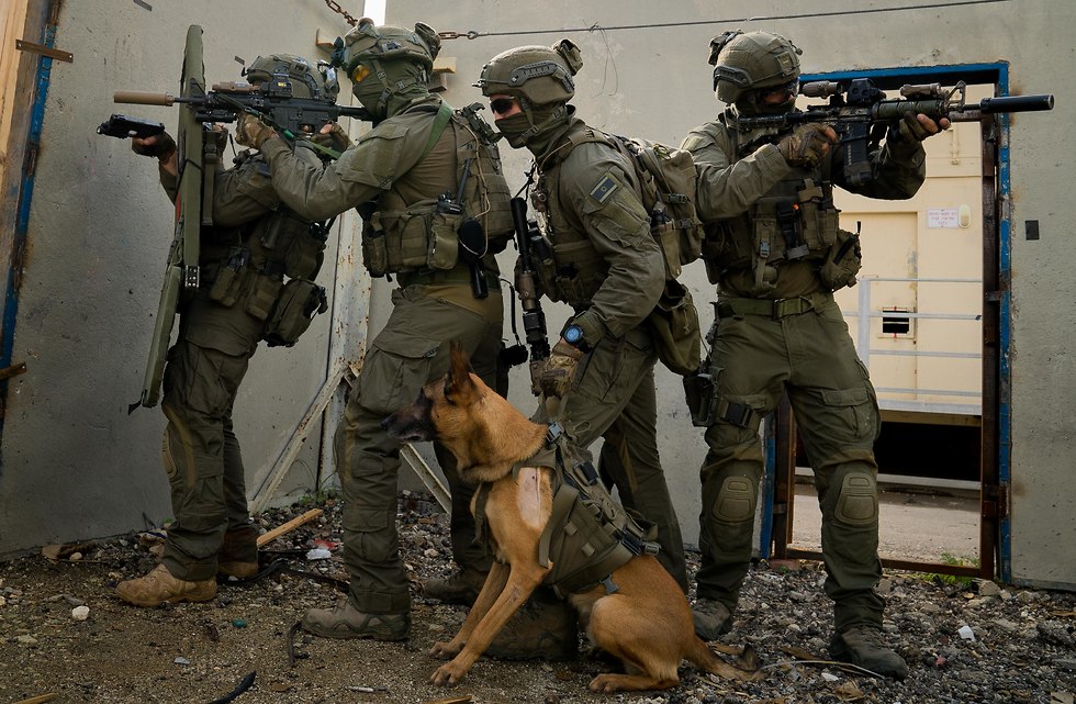 לוחמי ימ"מ עם כלב מבצעי (שאינו קשור לכתבה) (צילום: דוברות משטרה) כלב התקיפה שאיתר את המחבל מברקן