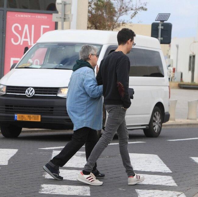 חוצים ונהנים