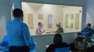 אנשים יושבים בחדר ומביטים של שני אנשים בחדר פנימי