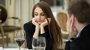 גבר מחכה לדייט