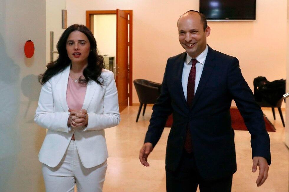 "בגדול ההחלטות מתקבלות רק ביניהם". בנט ושקד (צילום: AFP) "בגדול ההחלטות מתקבלות רק ביניהם". בנט ושקד