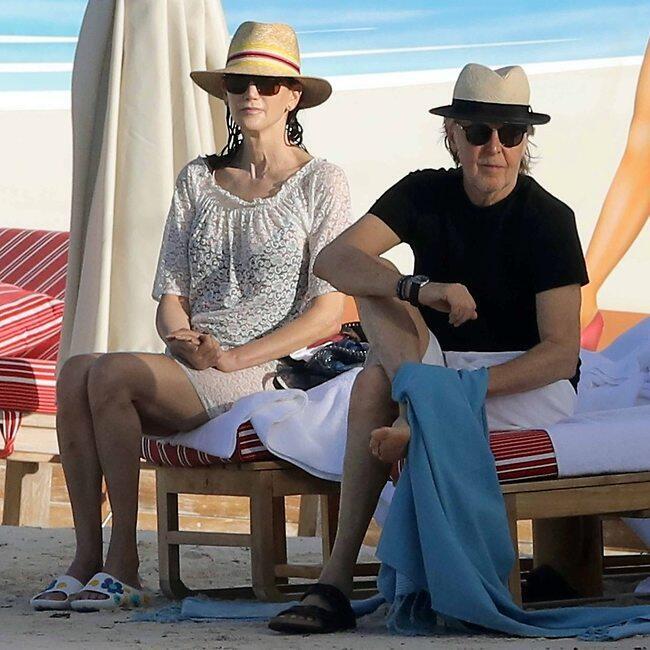 נראים דרוכים. פול מקרטני וננסי שוול (צילום: Splashnews) נראים דרוכים. פול מקרטני וננסי שוול