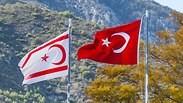 דגל קפריסין הטורקית לצד דגל טורקיה