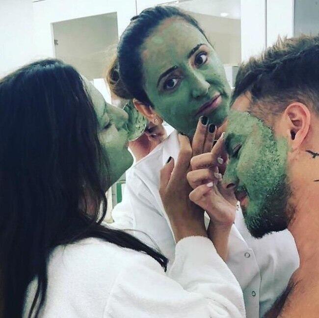 אין כמו טיפול קבוצתי. טום אביב ואופירה אסייג אצל פולה (צילום: אינסטגרם) אין כמו טיפול קבוצתי. טום אביב ואופירה אסייג אצל פולה